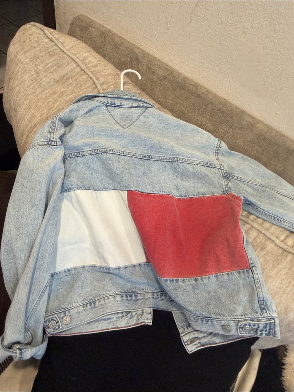Tommy Hilfiger Light Blue Washed Denim Jacket with Red Trim - Picture 3 of 4
